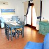 Cucina con tavolo blu e divano azzurro, decorazioni marine.