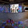 Bar con luce soffusa e aria di festa.