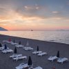 Lettini sulla spiaggia al tramonto.