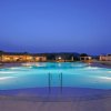 Piscina illuminata di sera.