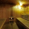 Sauna con panche in legno e illuminazione soffusa.