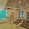 Area spa con vasche e pareti colorate.