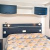 Camera da letto con letto matrimoniale e mobili blu.