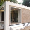 Esterno di una casa modulare moderna con terrazza.
