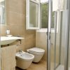 Bagno moderno con doccia, bidet e lavabo.