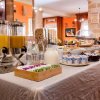 Buffet della colazione con succhi, cereali e yogurt.