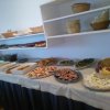 Buffet con piatti vari e ceste di pane.