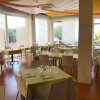 Sala da pranzo luminosa con tavoli apparecchiati.