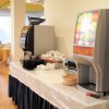 Macchina del caffè e distributore di bevande su tavolo.