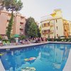 Persone riunite intorno a una piscina in un cortile.