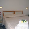 Letto matrimoniale con copriletto floreale.