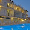 Edificio illuminato con piscina di sera.