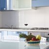 Cucina moderna con frutta e bicchiere di vino.