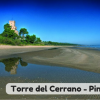 Torre di fronte a una spiaggia poco frequentata.