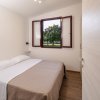 Camera con letto matrimoniale e finestra aperta.