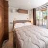 Camera con letto matrimoniale e accesso al balcone.