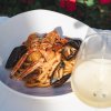 Piatto di pasta ai frutti di mare e vino.