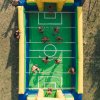 Partita su gonfiabile simile a calcio balilla.