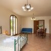 Camera con letto, divano e tavolo.