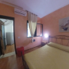 Camera con letto matrimoniale, armadio e decorazioni a parete.