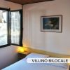 Camera da letto con finestra aperta e lampade accese.