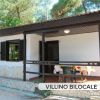 Veranda di un villino con tavolo e sedie.