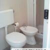 Bagno con sanitari bianchi e doccia.