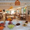 Ristorante con tavoli apparecchiati e buffet.