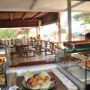 Buffet di piatti caldi in un ristorante all'aperto.