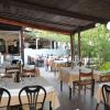 Ristorante all'aperto con tavoli apparecchiati.