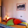 Camera da letto con letto colorato e due lampade.