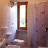Bagno con doccia, bidet e finestra.