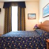 Una camera d'hotel con letto matrimoniale e arredo in legno.
