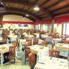 Ampia sala ristorante con tavoli apparecchiati.