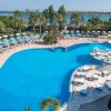 Piscina grande con ombrelloni, vista mare.