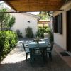 Tavolo con sedie in giardino accanto a case.