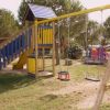 Altalene e scivolo in un parco giochi.