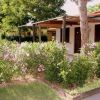 Casetta con veranda e giardino fiorito.