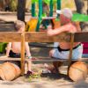 Un uomo e un bambino seduti su una panchina di legno.