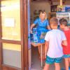 Bambini all'info point con un'addetta.