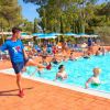 Attività in piscina con istruttore.