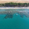 Vista aerea di una spiaggia con mare cristallino.