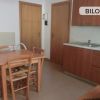 Cucina con tavolo in legno e sedie.