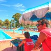 Bagnini in divisa rossa vicino a una piscina.