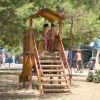 Due bambini su una struttura da gioco all'aperto.