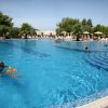 Ampia piscina tonda con persone che nuotano.