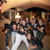 Un gruppo di persone sorridenti sotto una tensostruttura.