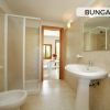 Bagno con doccia e lavabo.