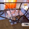 Sala da pranzo vista dall'alto, con tavolo apparecchiato e lampada accesa.