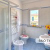 Bagno con doccia, lavandino e decorazioni floreali.